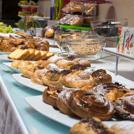 Gran Hotel Lakua Витория Экстерьер фото A buffet of pastries