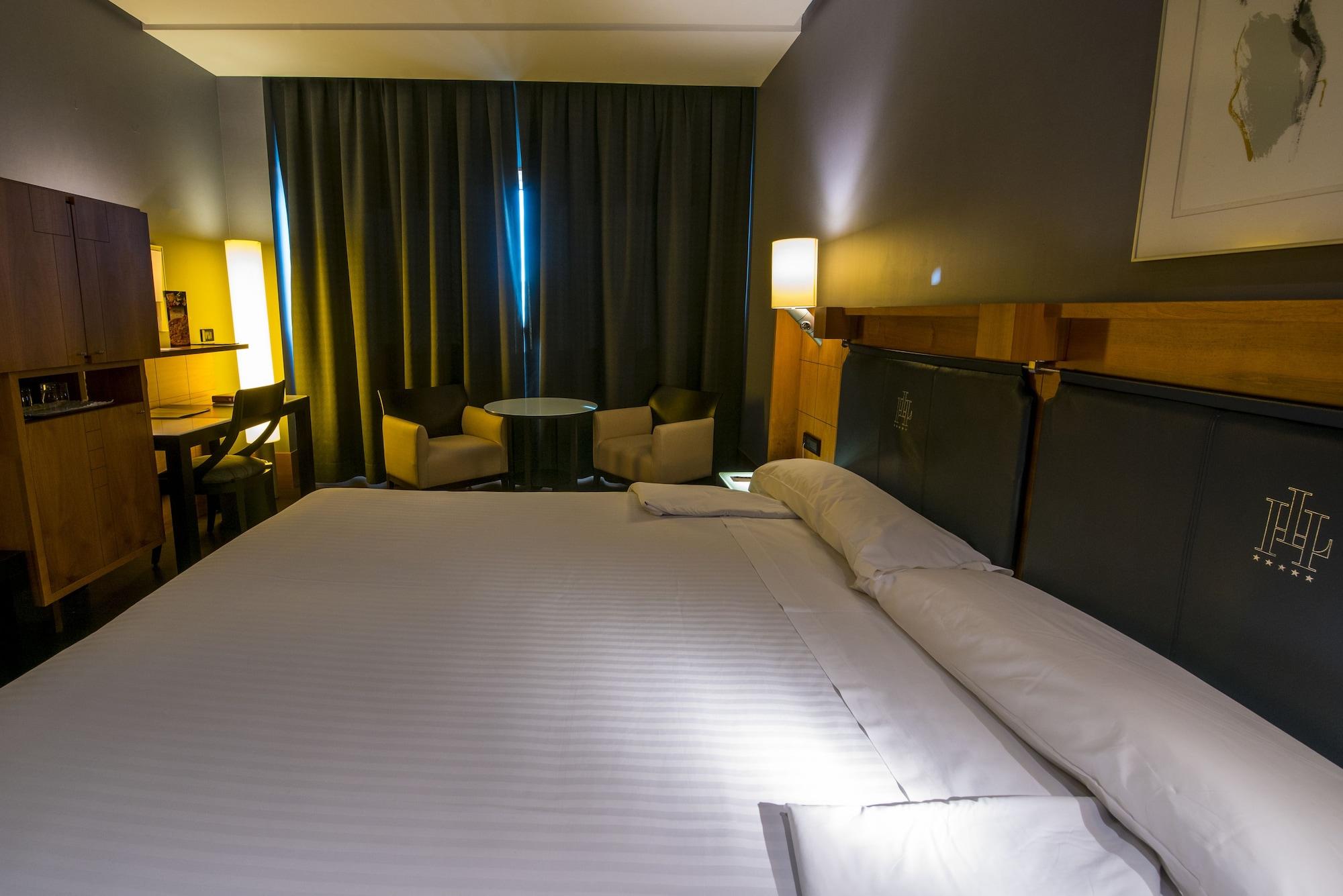 Gran Hotel Lakua Витория Экстерьер фото A room at the hotel