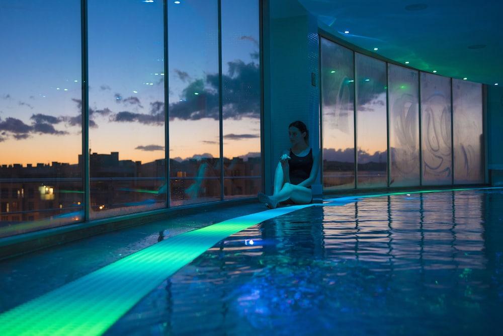 Gran Hotel Lakua Витория Экстерьер фото The Sky Pool