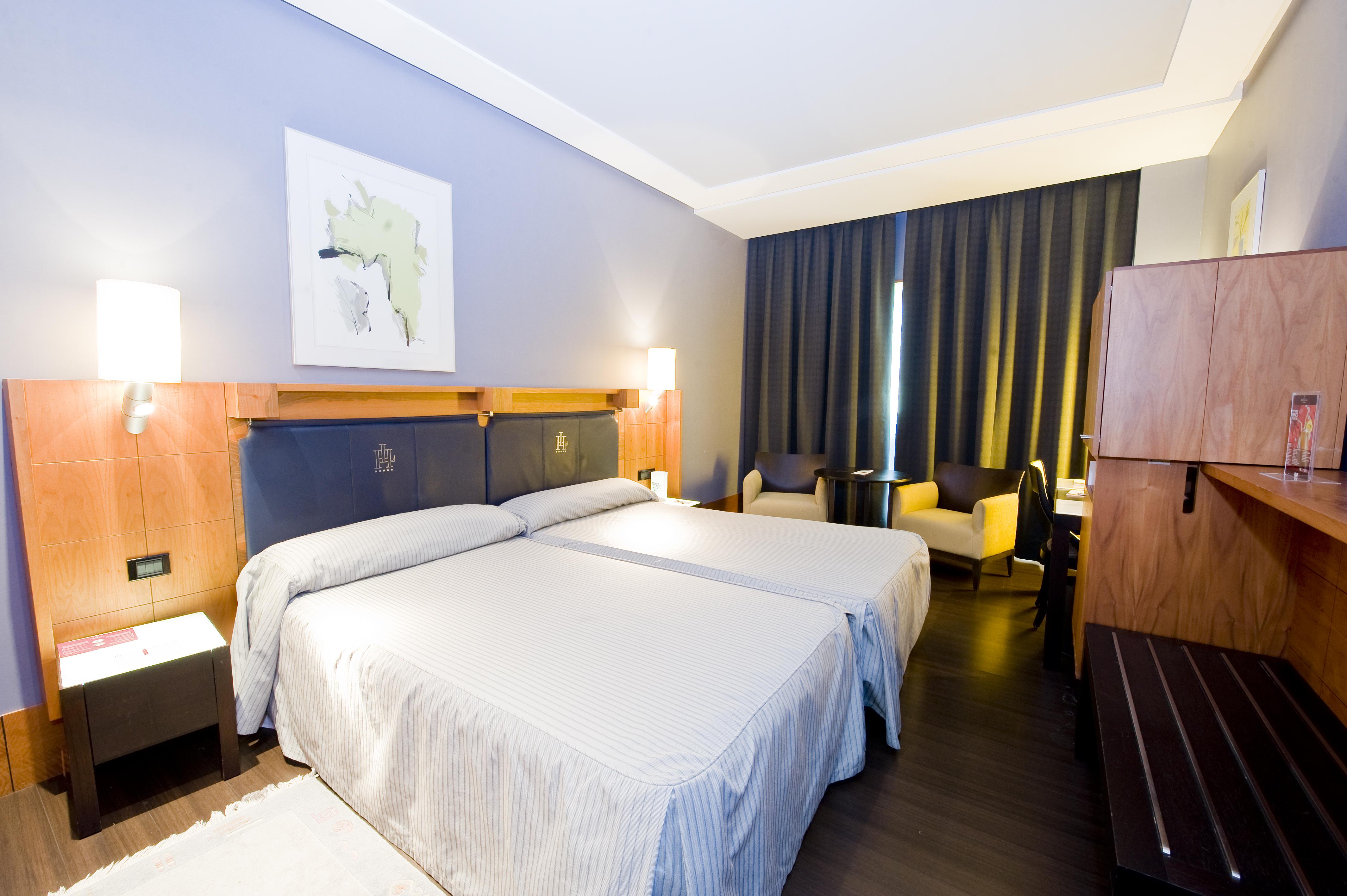Gran Hotel Lakua Витория Экстерьер фото A room at the hotel