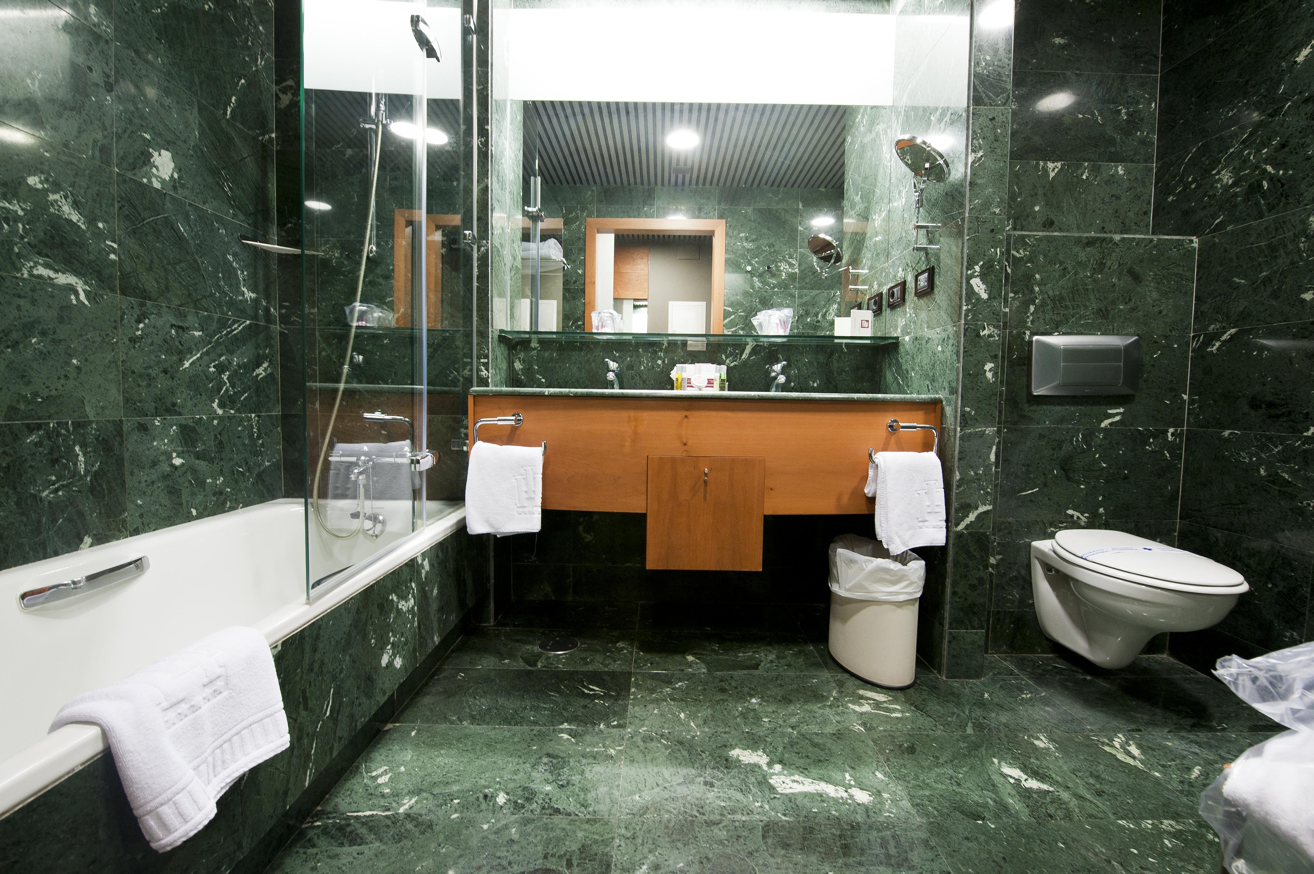 Gran Hotel Lakua Витория Экстерьер фото