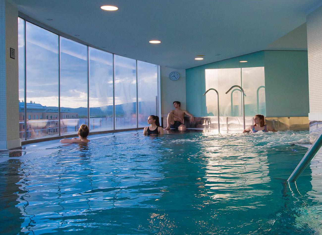 Gran Hotel Lakua Витория Экстерьер фото The thermal pool at the Grand Hotel
