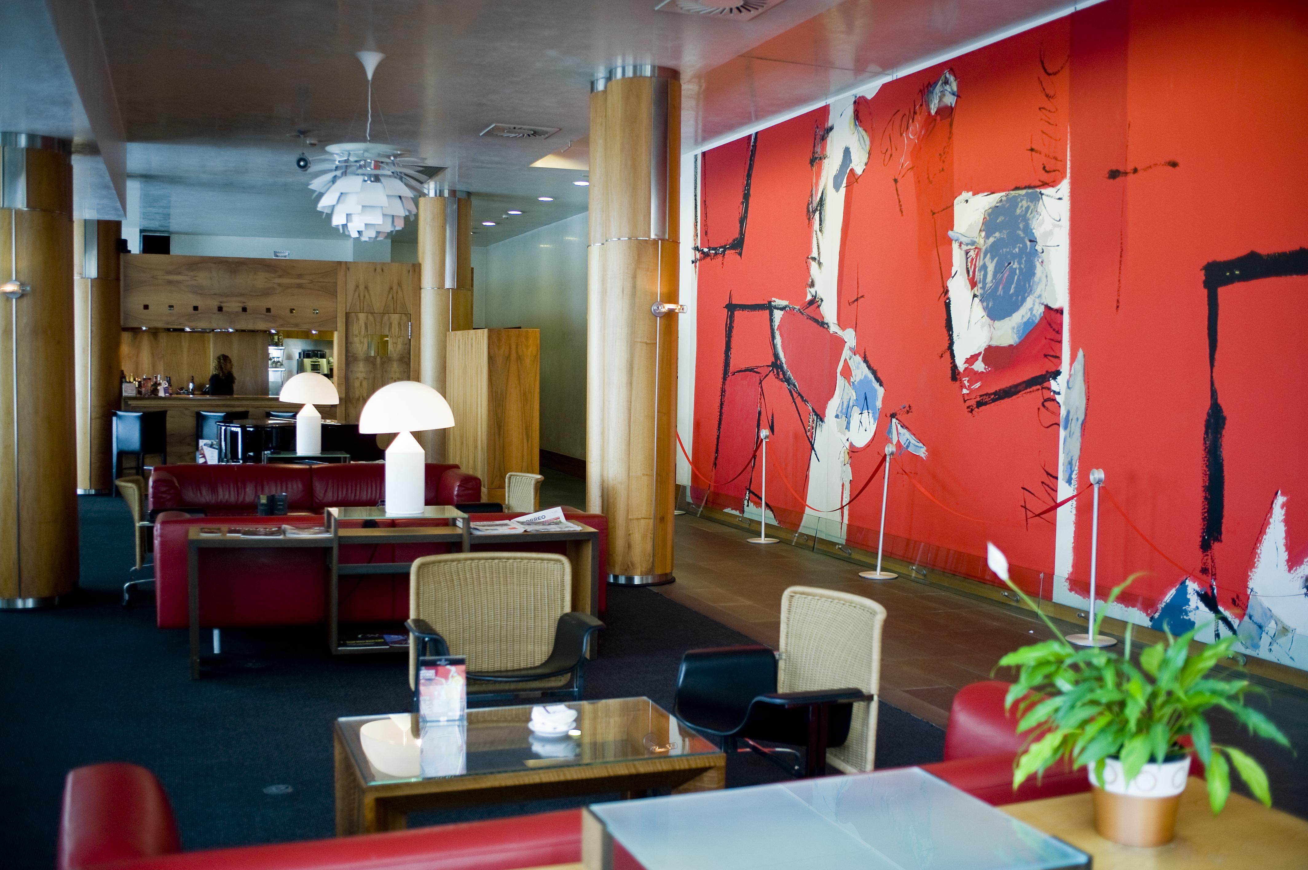 Gran Hotel Lakua Витория Экстерьер фото The lounge at the airport