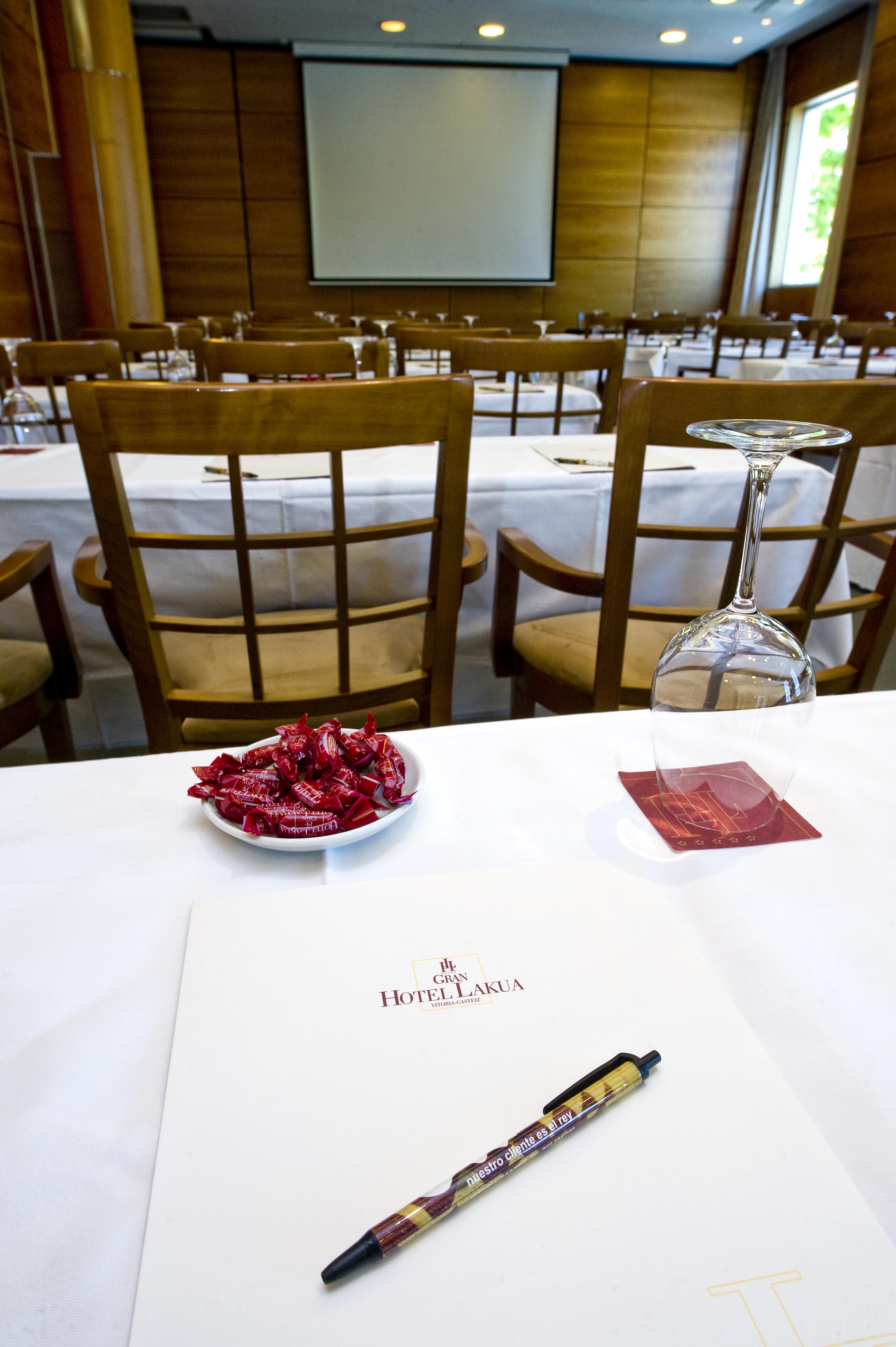 Gran Hotel Lakua Витория Экстерьер фото A bowl of rose petals at a wedding