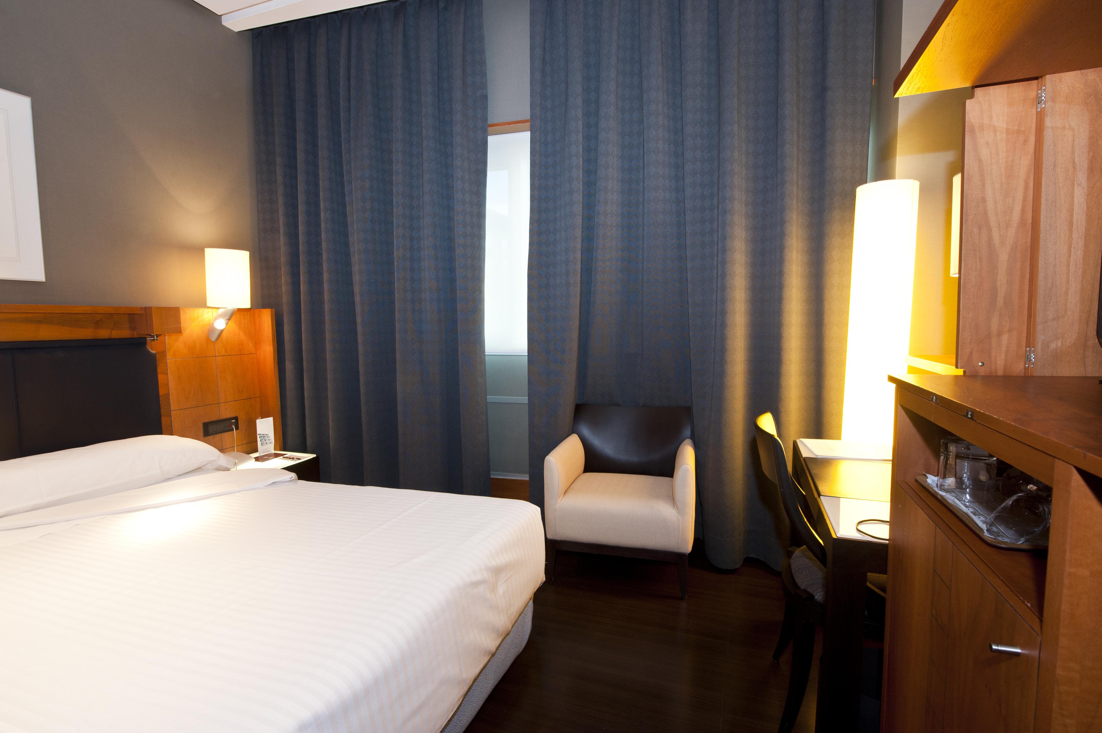 Gran Hotel Lakua Витория Экстерьер фото A room at the hotel