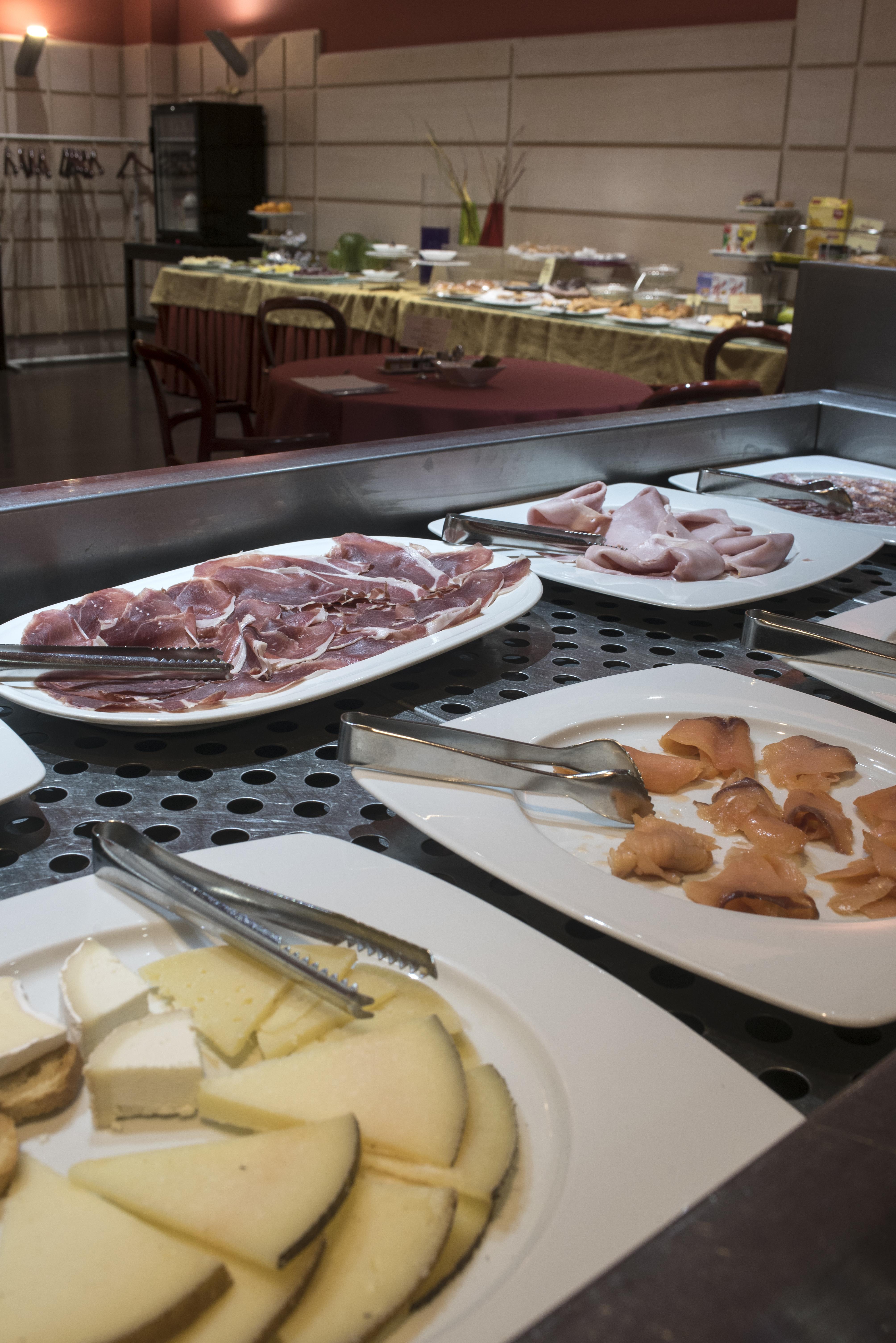 Gran Hotel Lakua Витория Экстерьер фото Cold cuts