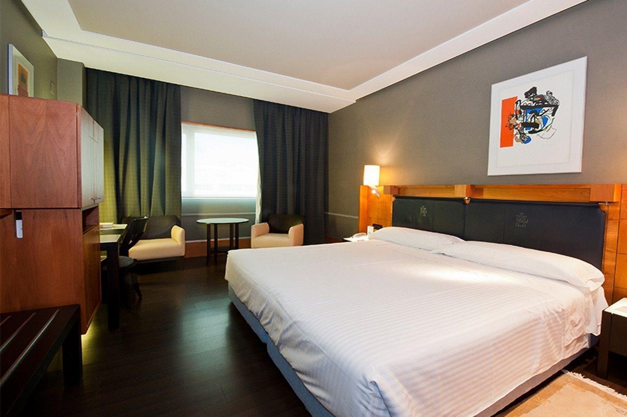 Gran Hotel Lakua Витория Экстерьер фото A room at the hotel