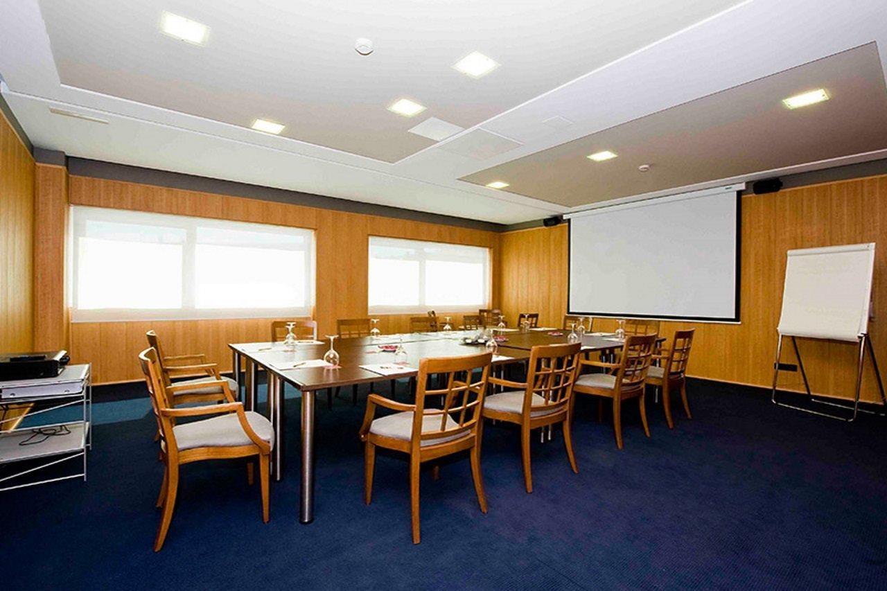 Gran Hotel Lakua Витория Экстерьер фото Meeting room
